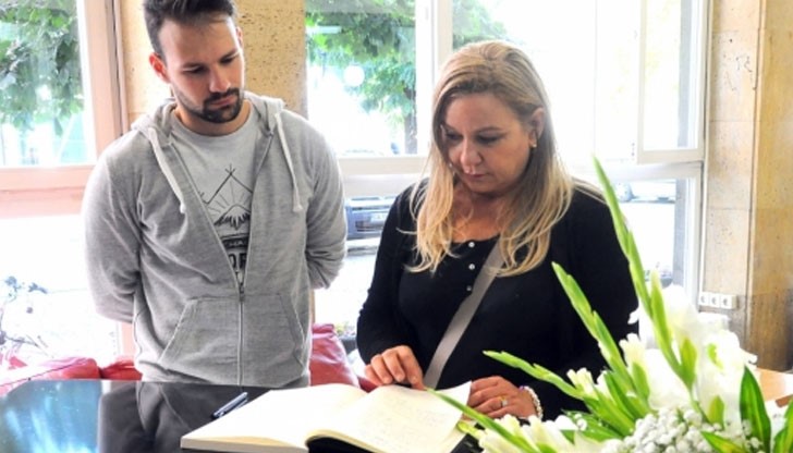 Митко Цонев-младши и опечалената вдовица Мариана, разгледаха просълзени книгата с жалейките