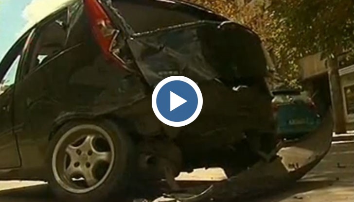 Жена пострада при катастрофа между три автомобила на оживена русенска улица