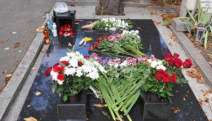 Мургави работници от траурния парк задигнаха бутилки с уиски и баничка, оставени от опечалени близки на помена