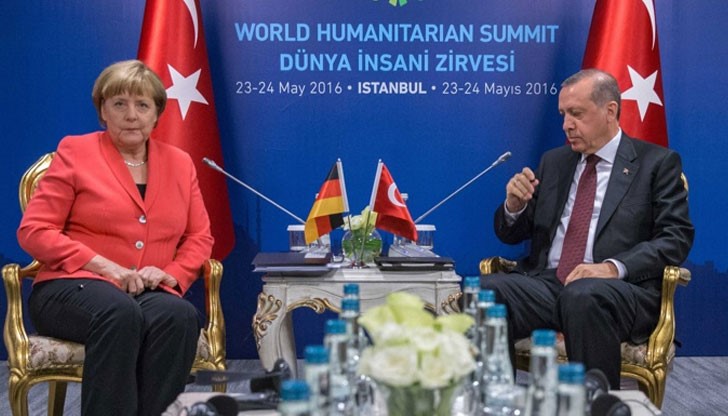 Министърът на външните работи на Турция шантажира ЕС, плаши че ще пусне бежанската вълна към Европа