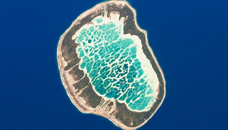 Единственото село прекосява тесен проток, който се свързва с океана посредством лагуна