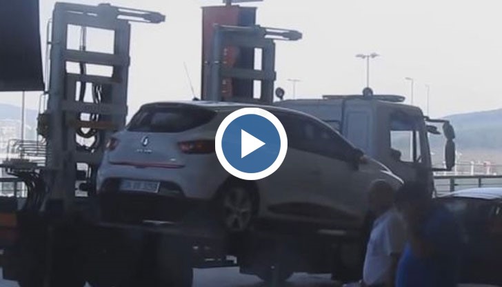 Процедурата по вдигане на неправилно паркираната кола изглежда съвсем безболезнена и надали ще остави някакви следи