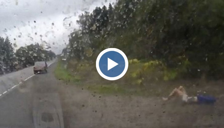 Смразяващите кръвта кадри са заснети от камера на преминаващ автомобил