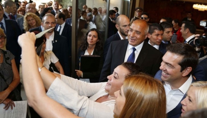 Огромно желание за снимки с гръцката делегация, която е на посещение нас показаха представителите на медиите