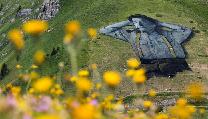 Фигурата е с размери 100 на 100 метра.