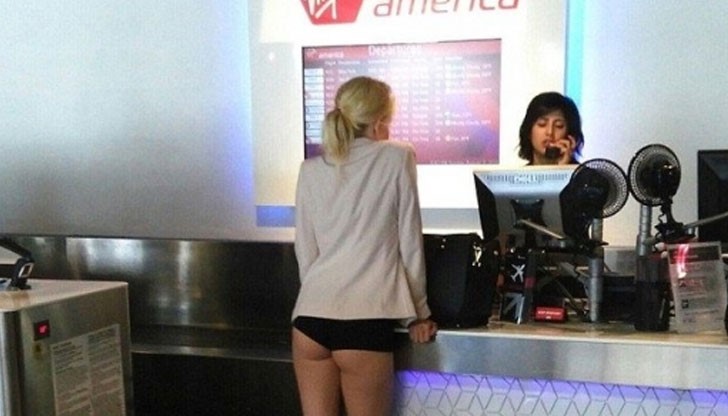 Трябва да се отбележи, че пътничката е стилно облечена от кръста нагоре