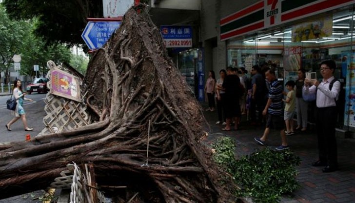 Градът е парализиран, 11 са ранени в Китай, евакуирани са 35 000 души