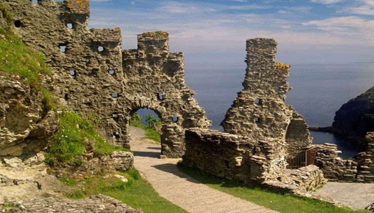 Жителите на Камелот се хранели в златни римски съдове, пиели вино в чаши от Галия