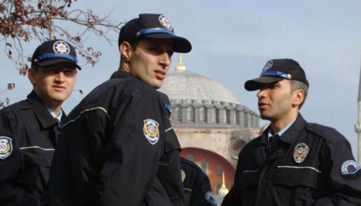 Причина за уволнението им е предполагаемата връзка с Фетхуллах Гюлен