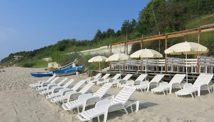 Хотелиер разположил незаконно чадъри и шезлонги на неохраняемия плаж  „Фичоза“ край Варна