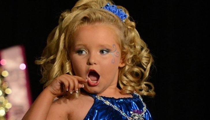 Хани Бу Бу е хваната да танцува за пари в бар