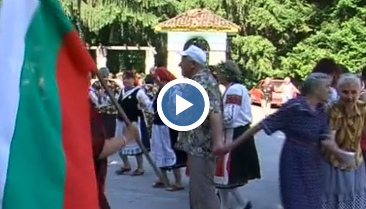 Фолклорен събор "Липник 2016" събира през почивните дни край Русе любителски клубове за народни танци от цялата страна.