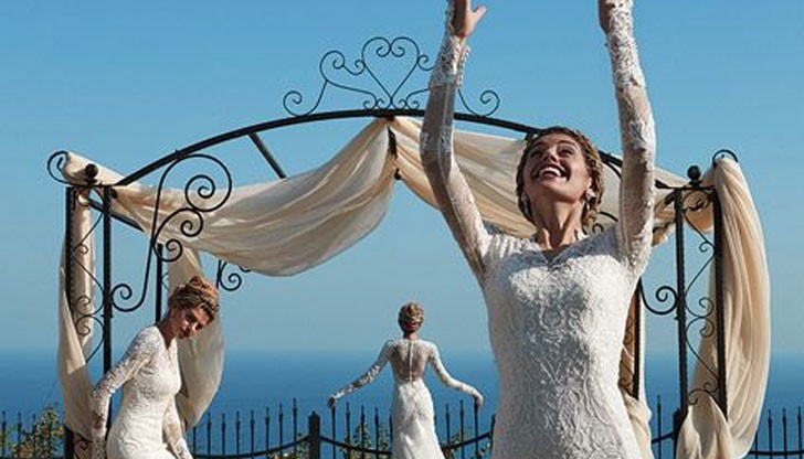 Михаела Филева позира за фотосесия с рокля на дизайнера Христо Чучев