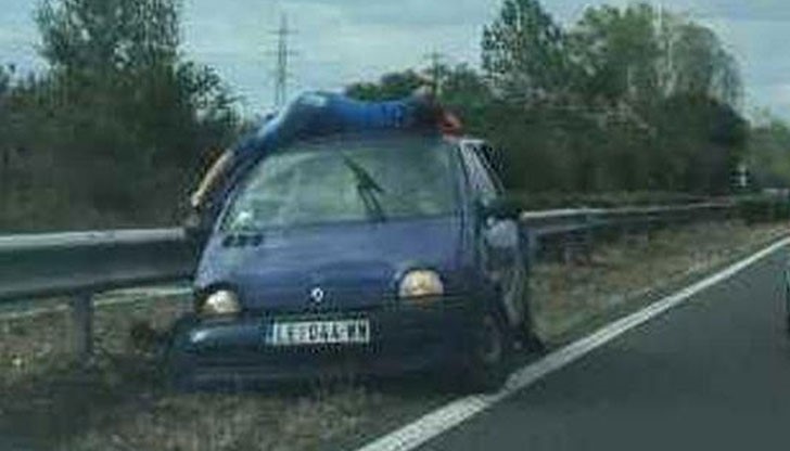 Лека кола Рено и микробус са катастрофирали на пътя Созопол - Бургас