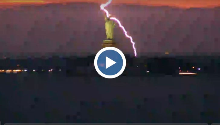 Това не е първият път, когато така нар. Lady Liberty е засегната от мълния