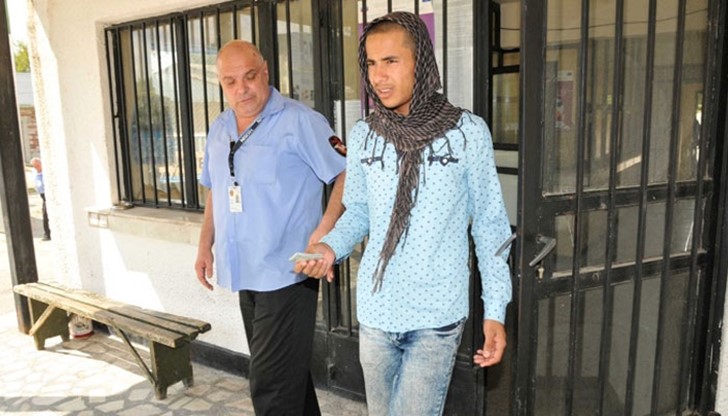 На място са били изпратени над 50 полицейски служители, посрещнати и замеряни с камъни от биещите се бежанци