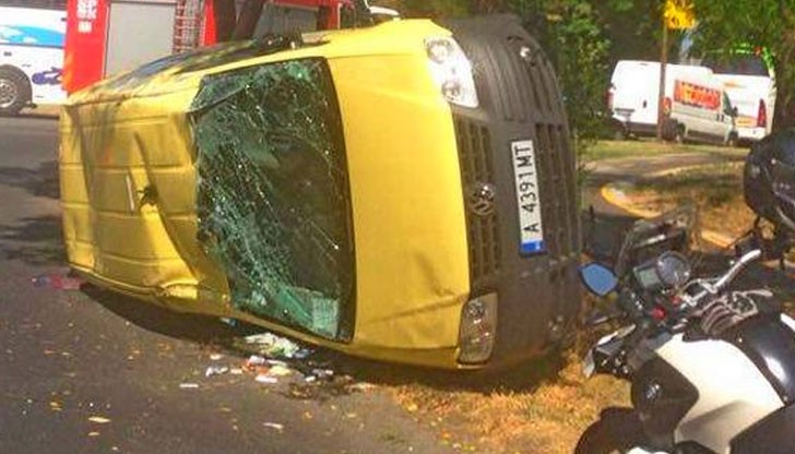 Такси се обърна на капак, смаза "Дачия"