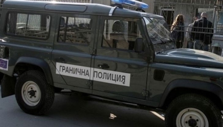 Мигрантите се разбягали в близката гора, каналджията обаче успял да се изплъзне и се издирва