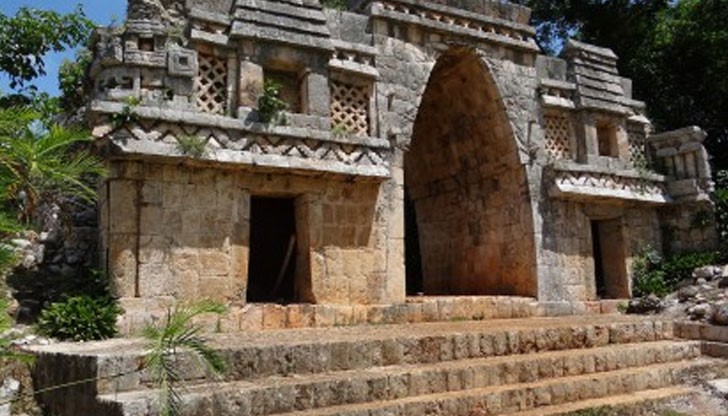 Мексикански археолози откриха в руините на град Паленке подземен коридор Мексикански археолози откриха в руините на град Паленке подземен коридор