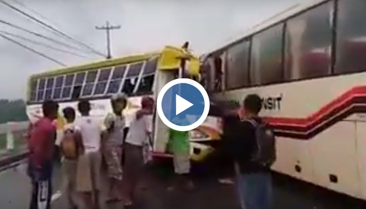 От челен удар на два автобуса в Египет загинаха 17 души, още 16 са ранени