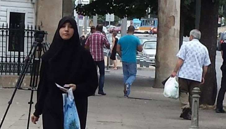 Амина не отрича, че мигрантите, които кръстосват центъра на София искат да преражат гърлата ни и изнасилят жените