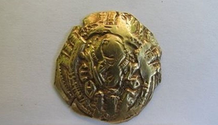 Открита е златна монета на императорите Андроник ІІ и Михаил ІХ, сечена между 1305-1320 година