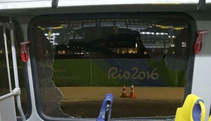 Автобусът е превозвал журналисти в Рио де Жанейро, когато при нападение са счупени прозорци