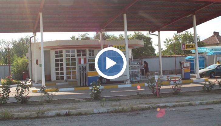 Мотористите влизат да си купят бира и докато пазаруват, единият вади пистолет
