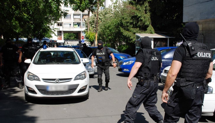 Петима мъже са прибрани от полицията след скандал и стрелба с газов пистолет тази сутрин Петима мъже са прибрани от полицията след скандал и стрелба с газов пистолет тази сутрин