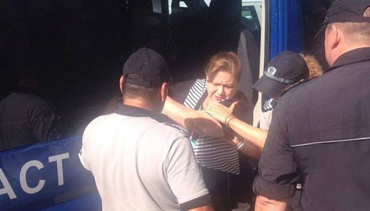 Детската учителка натоварила трупа на мъжа си в пластмасов контейнер за боклук с колелца Детската учителка натоварила трупа на мъжа си в пластмасов контейнер за боклук с колелца