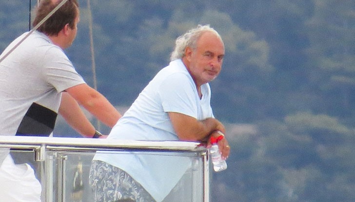 Бизнесменът се наслаждава на пищна ветроходна почивка на гръцкия остров Итака