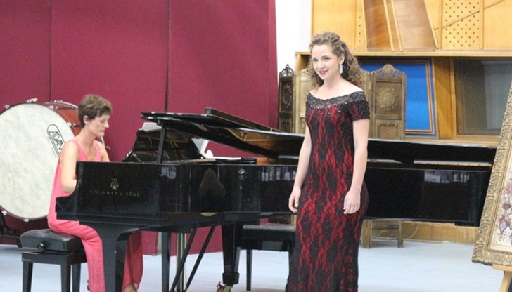 Светлина Стоянова е студентка по оперно пеене от Консерваторията в Глазгоу, Шотландия