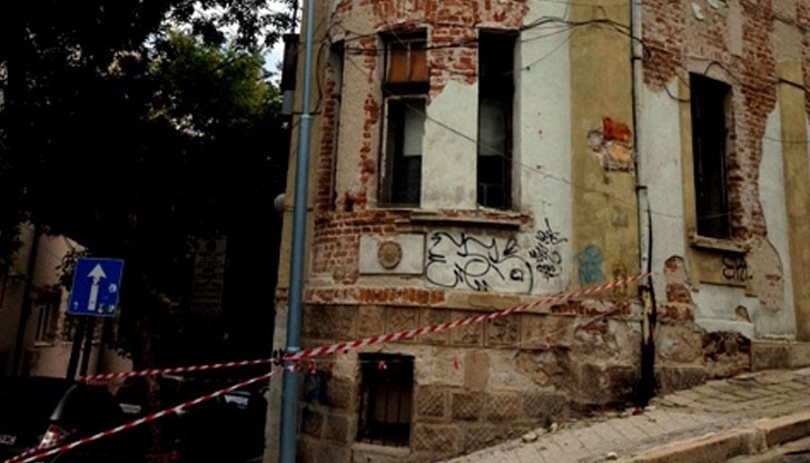 120-годишна къща се срути