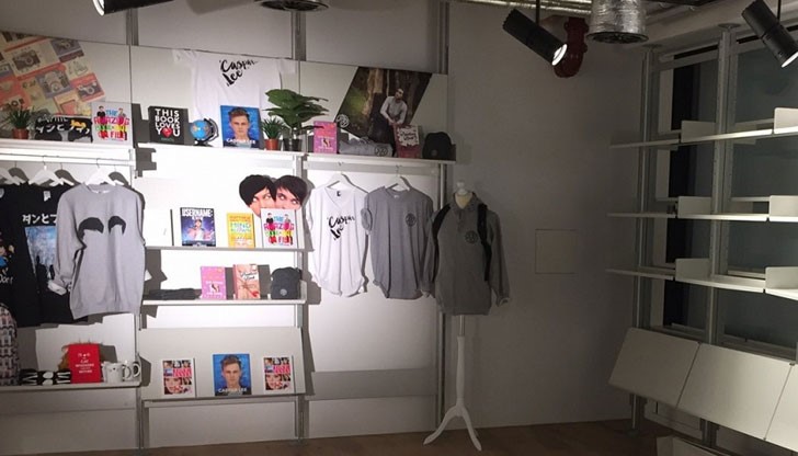 Всички продукти в магазина ще са създадени по идея от дизайнери и брандинг екипите, работещи с някои от най-популярните знаменитости Всички продукти в магазина ще са създадени по идея от дизайнери и брандинг екипите, работещи с някои от най-популярните знаменитости