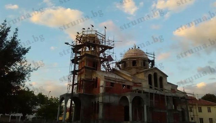 48 щъркела покриха с крилата си покрива на новостроящата се църква 48 щъркела покриха с крилата си покрива на новостроящата се църква