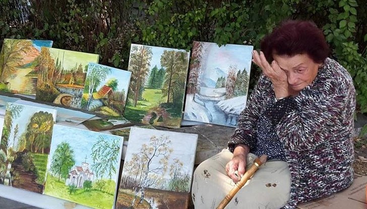 Баба Костадинка е принудена да изкарва хляба си, приклекнала по българските тротоари