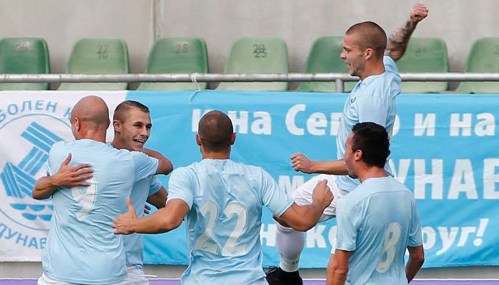 Здраво сме стъпили на земята и всеки, който ни подцени, ще бере много ядове с нас. Здраво сме стъпили на земята и всеки, който ни подцени, ще бере много ядове с нас.