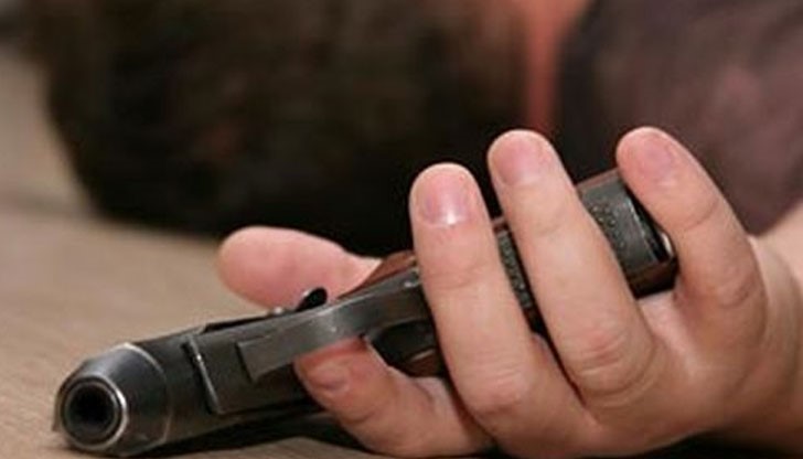 Бащата пък е ранен от нож, но няма опасност за живота Бащата пък е ранен от нож, но няма опасност за живота