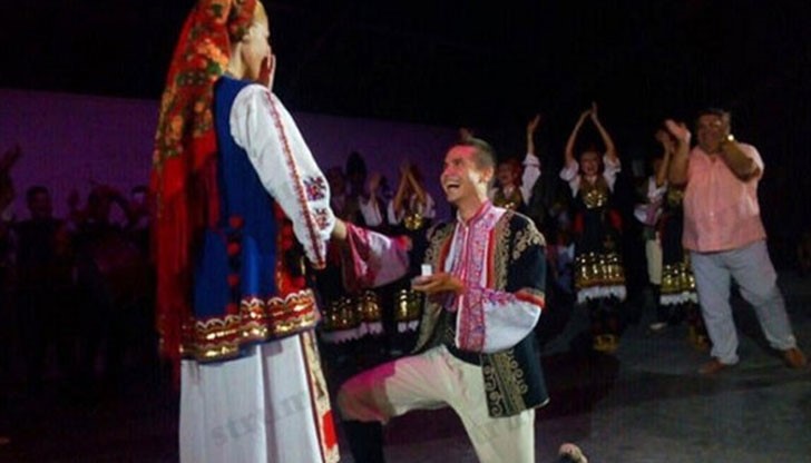 Танцьорът от ансамбъл „Пирин“ Михаил Аладжов падна на колене пред близо трихилядна публика