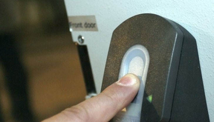 Един такъв идентификатор струва 300 лв. Всяка средно голяма болница трябва да разполага с около 100 четци, които ще й излязат около 30 000 лв