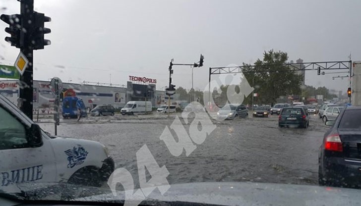 Силният дъжд наводни улиците за минути