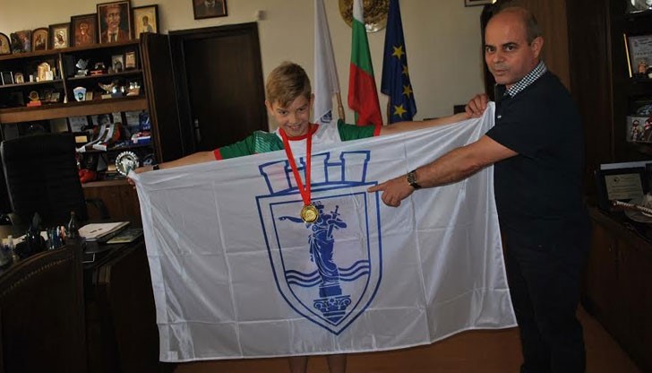 Младият математик Давид получи награда от кмета - знаме с герба на Русе