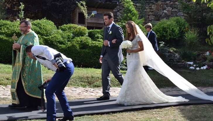 Малката дъщеря на Христо Стоичков и хърватинът станаха света семейна двойка по църковните канони в Етрополския манастир “Света троица”