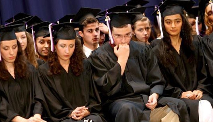 Висшите училища са тръгнали на лов за студенти, използвайки различни хватки