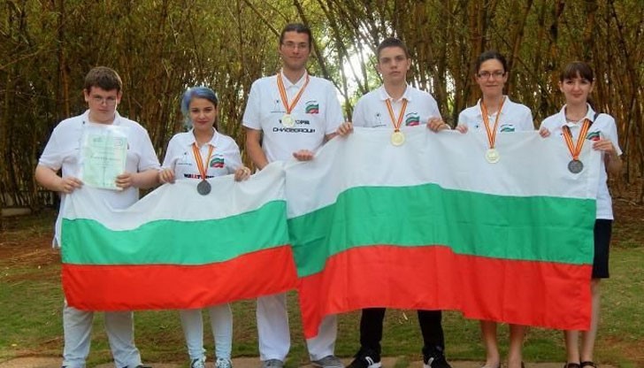 Цветелина Стефанова /първата отдясно/ с отбора