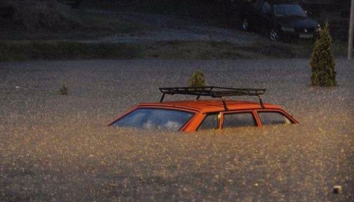 Служителите на аварийно-спасителното звено към Столична община ще помагат за отводняването Служителите на аварийно-спасителното звено към Столична община ще помагат за отводняването