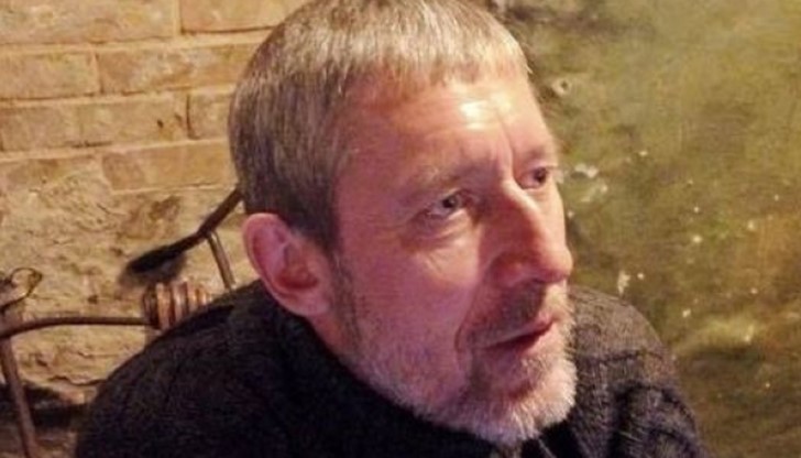 Тялото му е открито на терасата от негови приятели, които дошли, за да го поздравят за рождения му ден Тялото му е открито на терасата от негови приятели, които дошли, за да го поздравят за рождения му ден