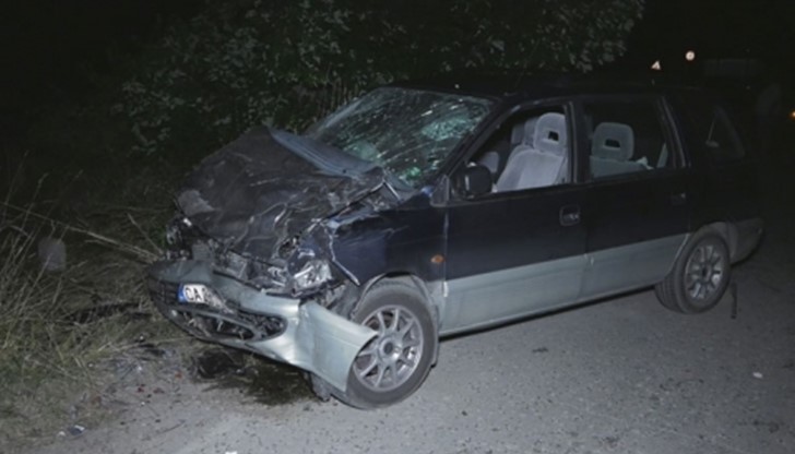 18-годишният шофьор се е забил с колата си в крайпътно дърво