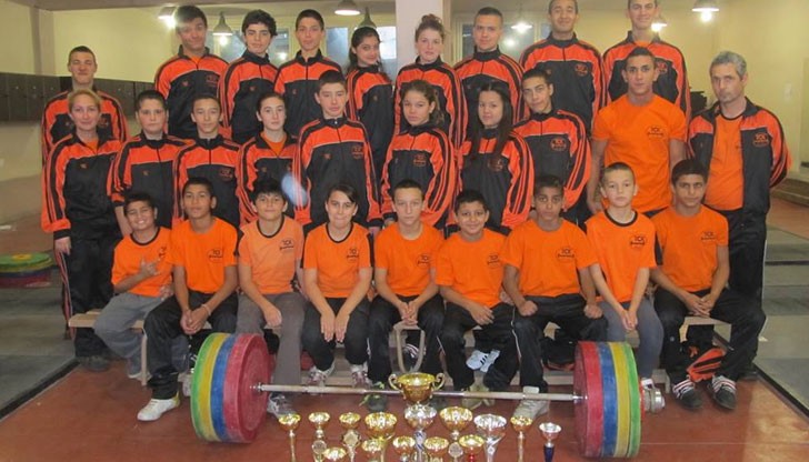 Шестимата щангисти са възпитаници на школата на Тежкоатлетически спортен клуб „Русе”