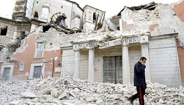 Разместването на земния слой е в 25-километров елипсовиден район между градовете Норча и Аматриче Разместването на земния слой е в 25-километров елипсовиден район между градовете Норча и Аматриче